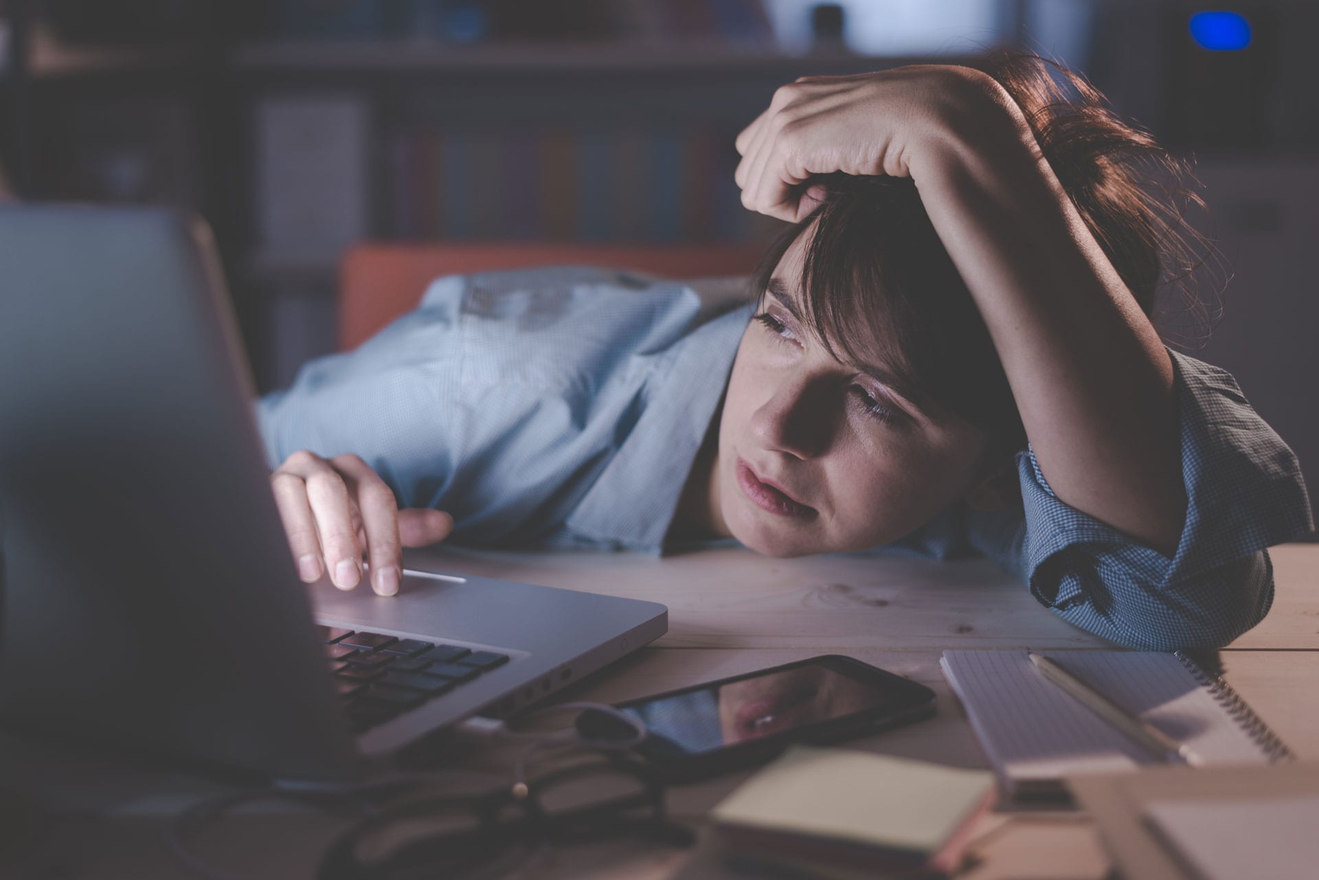 vrouw valt in slaap achter laptop - 8 tips voor een goede nachtrust